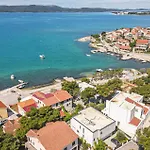 Front In Sibenik-brodarica Hébergement de vacances