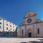 Beach Front Home In Sibenik-Brodarica Holiday home Razine