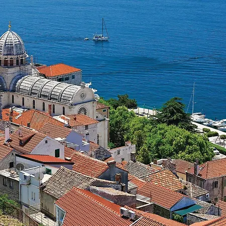 Front In Sibenik-brodarica Hébergement de vacances