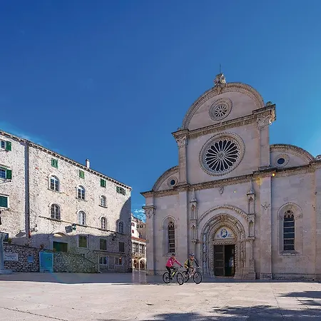 Front In Sibenik-brodarica Hébergement de vacances Razine